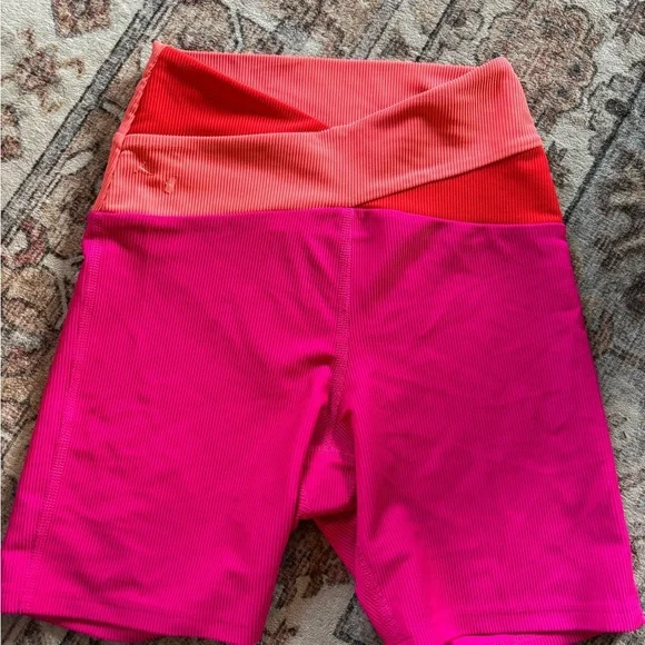 Beach Riot | Cora bike shorts in magenta and coral - Picture 3 of 5